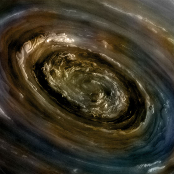 Tempesta in movimento sul polo nord di Saturno, le incredibili immagini della sonda Cassini.