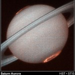 A “caccia di Aurore” tra le immagini di Saturno della sonda Cassini.