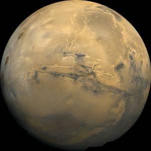 Le valles Marineris al centro dell'immagine