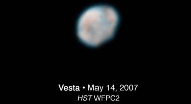 Vesta fotografato dall'HST